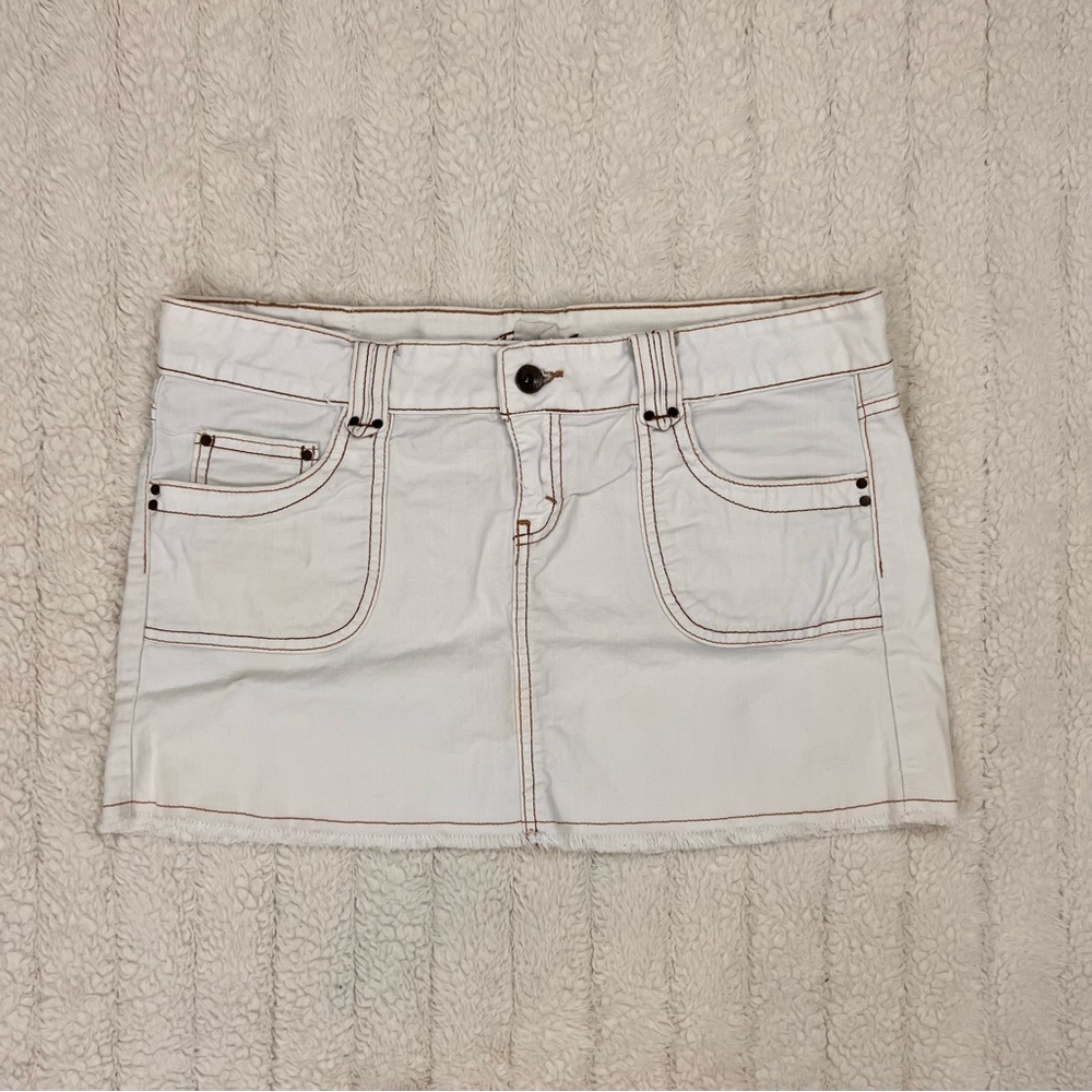y2k Jordache low rise white mini skirt w/ flower detail on the back pocket 🌼